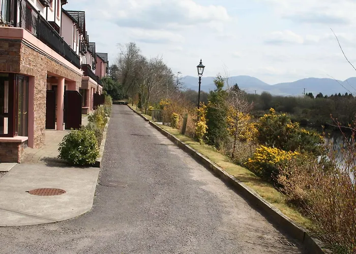 Konukevi The Grove 4*